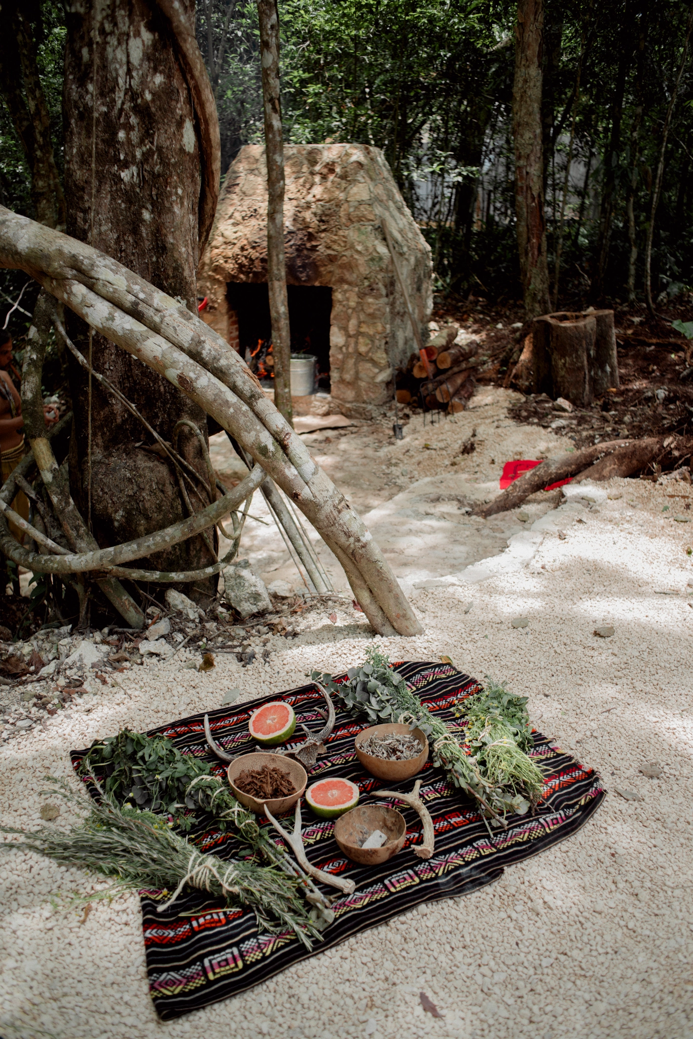 Altar ceremonial en la naturaleza en Amaite